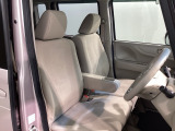 運転席、助手席☆ともにゆとりのある空間となっております♪