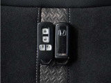◆スマートキー◆カギをバッグやポケットに入れたままでもドアロックの開閉ができる『スマートキー』付き!雨天や暗くなってもカギを取り出す必要がなくドアの開錠&エンジンも始動できます