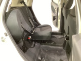 リアシートの背もたれは2段階の角度調節がついています。お好みの位置でゆったりお乗りいただけます。 座面を跳ね上げて収納スペースを広くすることも可能です。