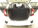 ラゲッジも広く使いやすいトランクは、開口部も広く荷物の積み下ろしもしやすいお車となっております。リアシートの背もたれは6:4の割合で分割して可倒できるので、長いお荷物などを載せることもできます。