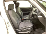 広い足元にゆったり座れるシートは長距離の運転でも疲れにくいシートです。女性でも運転がしやすいようにシートの高さ調整機能(シートリフター)がついています。