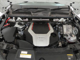 排気量を小さくし燃費とパワーを両立する高効率直噴ターボエンジン。燃料一滴一滴をパワーへと昇華させるAudi独自のFSI(直噴システム)により、燃料を無駄なく燃焼。