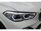 【LEDヘッドライト】先進のテクノロジーを採用し、照射される白色光の周波特性は太陽に近く、自然な明るさで夜道を明確に照らし出します。夜間はもちろん悪天候の日中でも優れた視認性を発揮し、安全性を高めます。