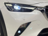 【LEDヘッドライト】悪天候や夜間走行時も良好な視界を確保し安心して運転できる高輝度LEDヘッドライトを装備!点灯速度が早く、消費電力も抑えられています。