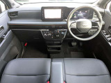 前席内装の全体像です。是非実車をご覧にお越し下さい。