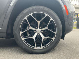 タイヤサイズは275/45R21です。