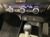 オートエアコンがついてますので、お好みの温度をセットするだけで風の強さや風量を自動で調整します。スイッチやダイヤル類も簡単操作で快適に過ごせます。