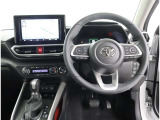 運転席側から見た写真です、お車にマッチングするようにデザインされたインパネ!沢山のスイッチ類も運転させる方が使いやすい位置に配置されていますね!