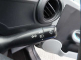 スイッチをオートに設定しておけば、車外の明るさに応じて自動的にヘッドランプを点灯・消灯します。夕暮れ時やトンネルの続く山道などを走行する時に便利なコンライトを装備しています。