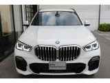 BMWの代名詞の【キドニーグリル】グリルが腎臓のように見えるので【キドニー】と呼ばれるようになりました。一目見ただけでBMWであると認識できる確固たるアイコンとして存在感を放ちます。