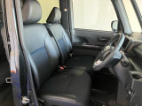 フロントベンチシートが運転席足元もゆったり、広々快適です、助手席へのウォークスルーも楽々可能ですよ☆