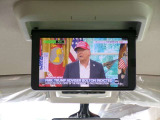 後席モニターです!TVやDVDなどを見ながら家族で楽しくお出かけができますね〜!!