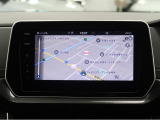 タッチスクリーンを採用。従来のナビゲーションシステムの域を超える、車両を総合的に管理するインフォテイメントシステムです。
