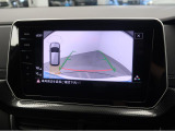 ギアをリバースに入れると車両後方の映像を映し出します。画面にはガイドラインが表示され、車庫入れや縦列駐車などの際に安全確認をサポートします。