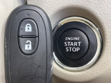 【キーレススタートシステム】カバンやポケットに入れたままでもドアの施錠・解錠が可能なスマートキーを装備。エンジンのオン・オフ時もカギを取り出す必要が無いからとっても便利です♪