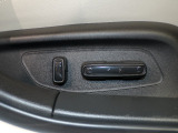 パワーシート装備車です。電動でシートが動きます、高級感がありとても便利な機能です!