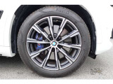 【BMWアロイホイール】軽量かつ強度に拘ったアロイホイール。走行性能ポテンシャルを引き出す設計。タイヤのサイドウォールが強化されたランフラットタイヤは、パンク時にタイヤがつぶれてもリムから外れません。