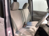 運転席、助手席☆ともにゆとりのある空間となっております♪