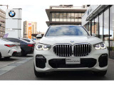 BMWの代名詞の【キドニーグリル】グリルが腎臓のように見えるので【キドニー】と呼ばれるようになりました。一目見ただけでBMWであると認識できる確固たるアイコンとして存在感を放ちます。