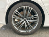 20インチ純正アルミホイール装備 全車両に標準装備の純正アルミホイールは、純正ならではのバランスの良いデザインと、走行安定性をお楽しみ頂けます。