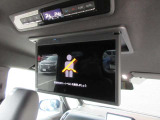 フリップダウンモニターで後席でも映像をお楽しみいただけます。