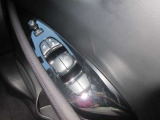 全席パワーウィンドウとなっています。運転席はオートになっているのでワンタッチ開閉することが出来ます。