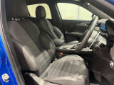 車内はブラックでとてもしまった印象に