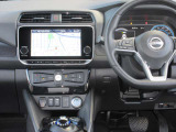 すっきりした運転席周りにはナビやエアコンの操作パネルを設置しておりますので、お一人での運転でもご安心できます。