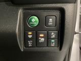 Hondaセンシング用の、VSA(ABS+TCS+横滑り抑制)解除とレーンキープアシストシステムのメインスイッチなどはハンドルの右側に装備しています。燃費に役立つECONボタンもここです。