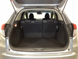 ラゲッジも広く使いやすいトランクは、開口部も広く荷物の積み下ろしもしやすいお車となっております。リアシートの背もたれは6:4の割合で分割して可倒できるので、長いお荷物などを載せることもできます。