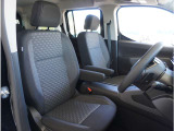 【運転席】目立ったシミや汚れ等もございません。快適なドライブをお楽しみください。