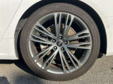 20インチ純正アルミホイール装備 全車両に標準装備の純正アルミホイールは、純正ならではのバランスの良いデザインと、走行安定性をお楽しみ頂けます。