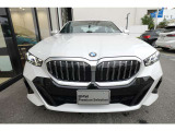 BMWの代名詞の【キドニーグリル】グリルが腎臓のように見えるので【キドニー】と呼ばれるようになりました。一目見ただけでBMWであると認識できる確固たるアイコンとして存在感を放ちます。