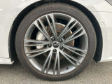 20インチ純正アルミホイール装備 全車両に標準装備の純正アルミホイールは、純正ならではのバランスの良いデザインと、走行安定性をお楽しみ頂けます。