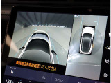 パノラミックビューモニター。車両を上から見たような映像を表示。運転席から目視しにくい車両周囲の状況をリアルタイムで確認できます。