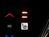 【シートヒーター】エアコンよりも暖かくなるのが早く、エンジンをかけるとあっという間にポカポカに♪エアコンと違い風が出るわけではないので乾燥に敏感な方でも安心して使用できますよ♪