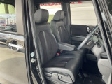 肘掛けとシートヒーター装備のフロントシートで長時間でも快適ドライブ!