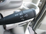 車外の明るさに応じでライトを点灯、消灯してくれるオートライト機能です☆お天気の良い昼間のトンネル走行などオートにしてると便利で安心です☆エンジン停止時にライトの消し忘れも無くなります☆