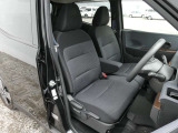 乗り込みやすく、視界の高い運転席です。前席にはシートヒーターが付いています。