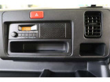 運転席廻りには、スッと取り出したいパーキングチケットなどを置くのに便利なポケットを備えています。手の届きやすい場所にある収納は便利ですよ。