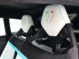 ヘッドレストにはトリコローレカラーでランボルギーニのエンブレム加工が施されております。