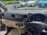 インパネシフトで足元広く使い勝手のいい車です。