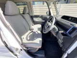 運転席&助手席☆室内は明るめのカラーです☆