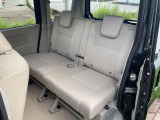 リヤシートは簡単に格納できますので、急に荷物が増えても収納楽々です。