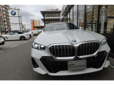 BMWの代名詞の【キドニーグリル】グリルが腎臓のように見えるので【キドニー】と呼ばれるようになりました。一目見ただけでBMWであると認識できる確固たるアイコンとして存在感を放ちます。