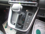 シフトレバー周りのお写真です。ブレーキホールド機能を装備しております。