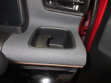 運転席の近くにドリンクホルダーがあるのでとても便利です。