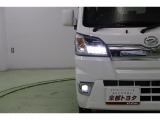 スッキリとしたデザインのヘッドライトは環境に優しく経済的なLEDです。明るく前方を照らして視認性を確保し、夜道での安心感を高めてくれます。