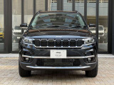 Jeepの象徴7スロットグリルがインパクトあります。フロントにも障害物センサーを標準装備しております。