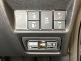 Hondaセンシング用の、VSA(ABS+TCS+横滑り抑制)解除とレーンキープアシストシステムのメインスイッチなどはハンドルの右側に装備しています。その下にETC2.0がついています。